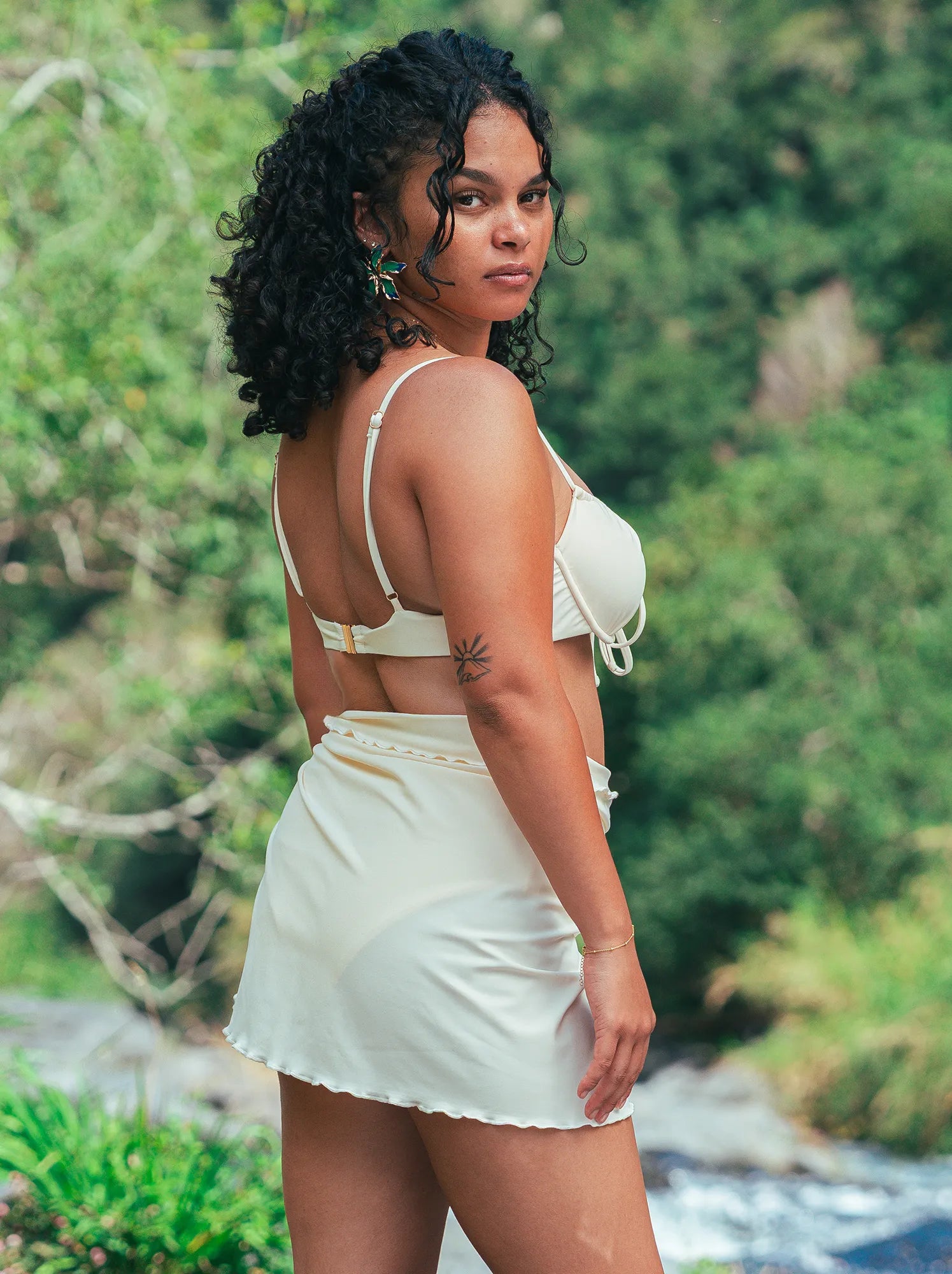 Pareo sarong femme motif Perle des sables - posing - Hoalulu