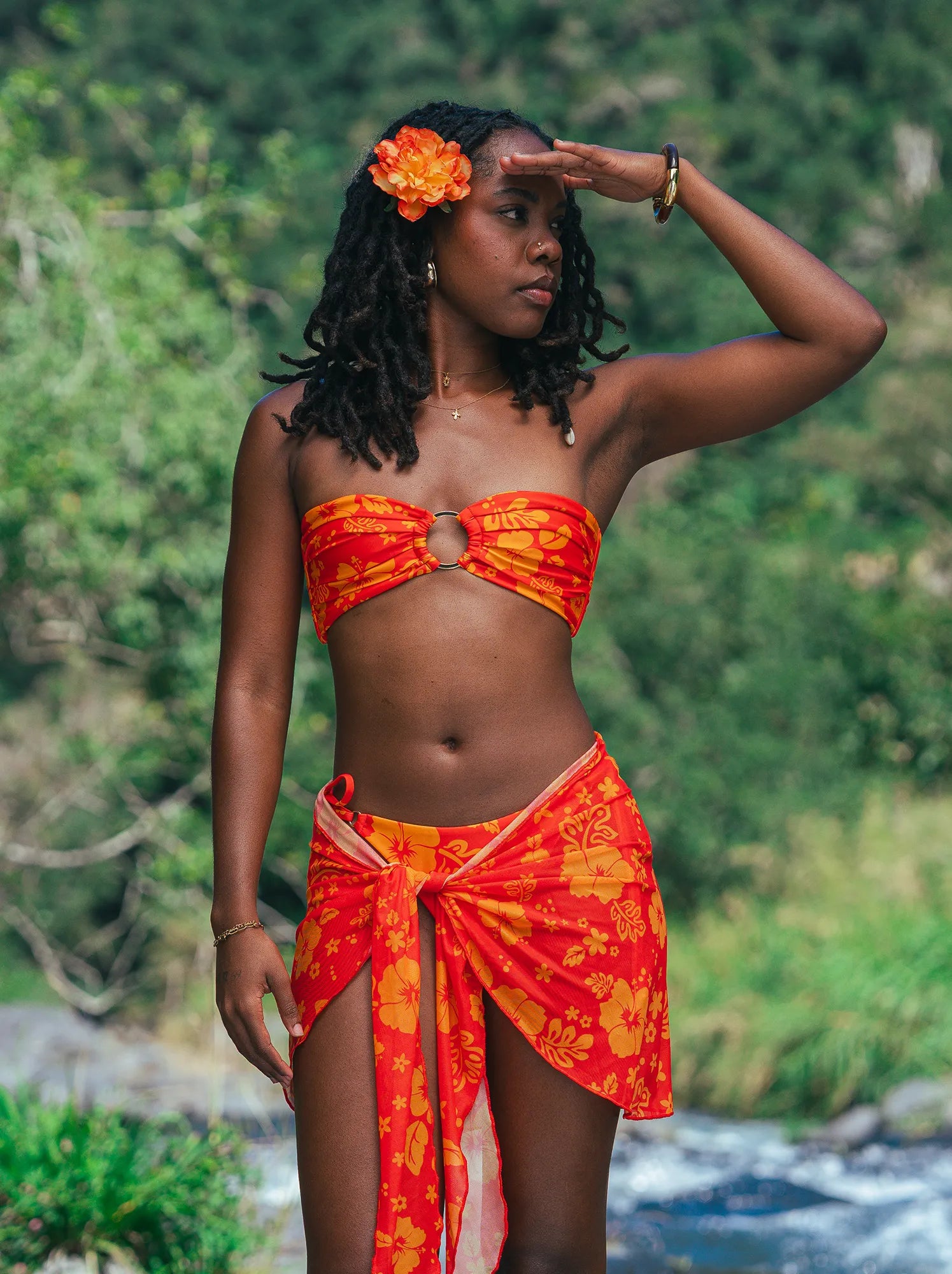 Pareo sarong femme motif Soleil d'Hibiscus - posing droite - Hoalulu