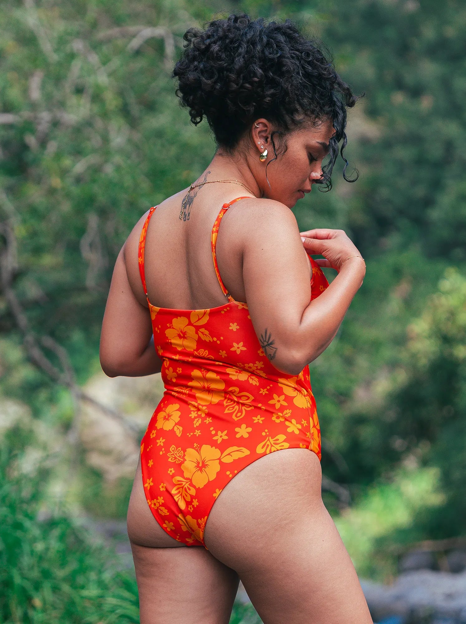 Maillot de bain femme une piece motif Soleil d'Hibiscus - 3/4 dos - Hoalulu