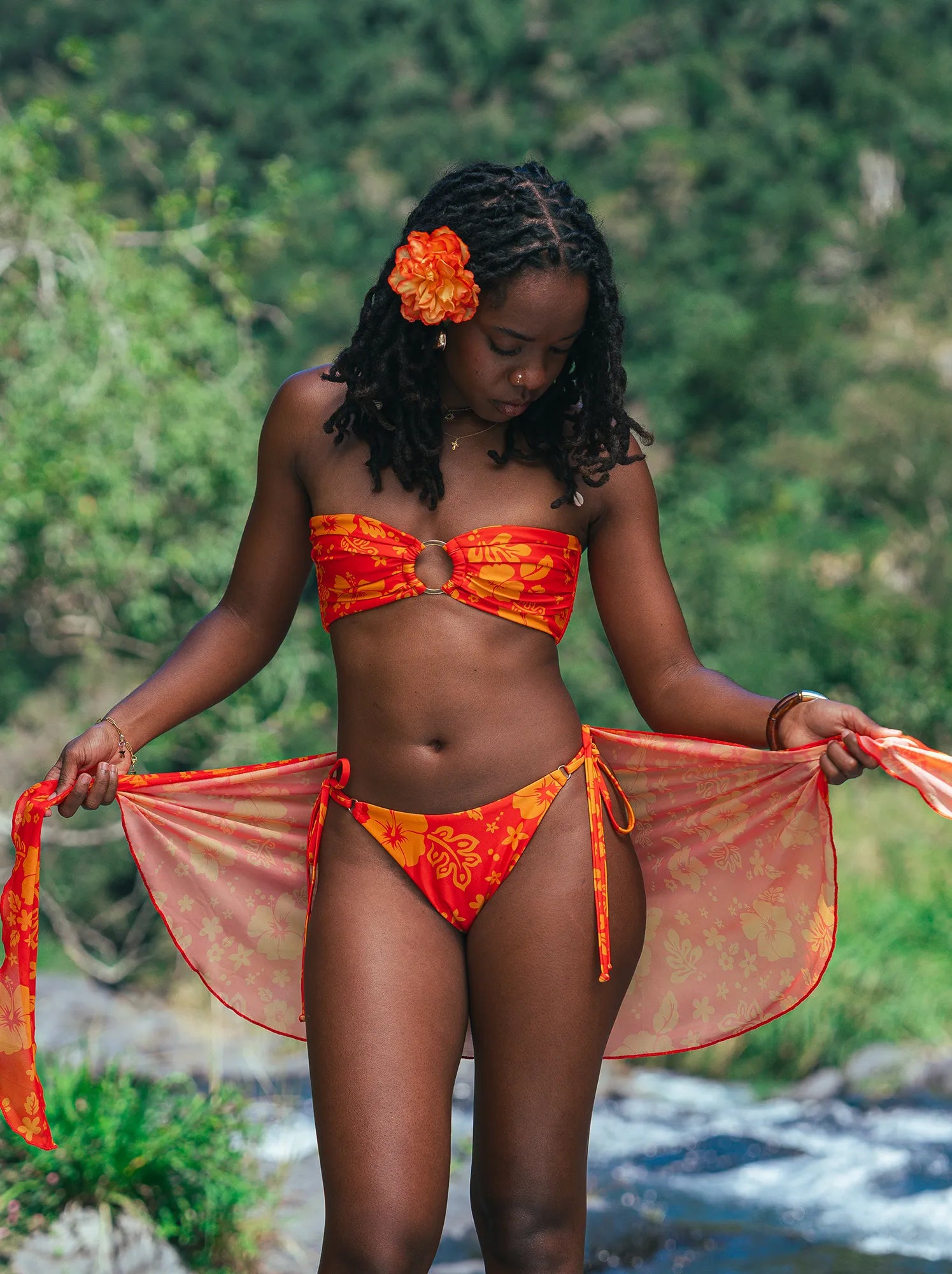 Pareo sarong femme motif Soleil d'Hibiscus - posing face - Hoalulu